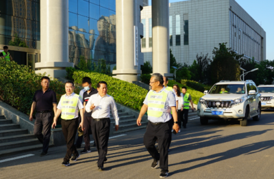 劉國鋒、王仲田看望慰問鐵塔公司應(yīng)急供電保障人員，現(xiàn)場關(guān)注電瓶電力恢復(fù)儀應(yīng)用成效